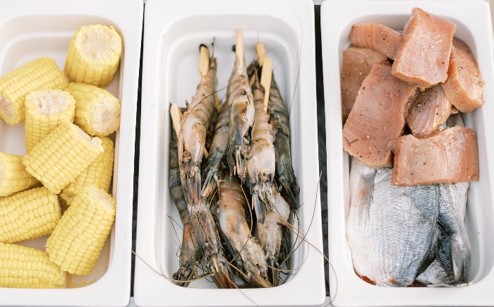 Kukuřice, krevety, tuňák a filátka z pražmy připravené na grilování