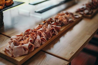 Cibo per il ricevimento di nozze degli sposi