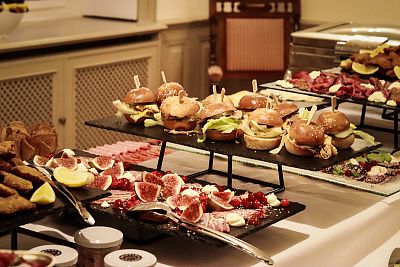 Rinfresco per il matrimonio a cura del catering del Castello di Dobřenice