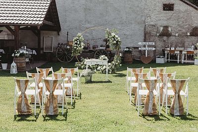 Statek Dolany Barn and garden